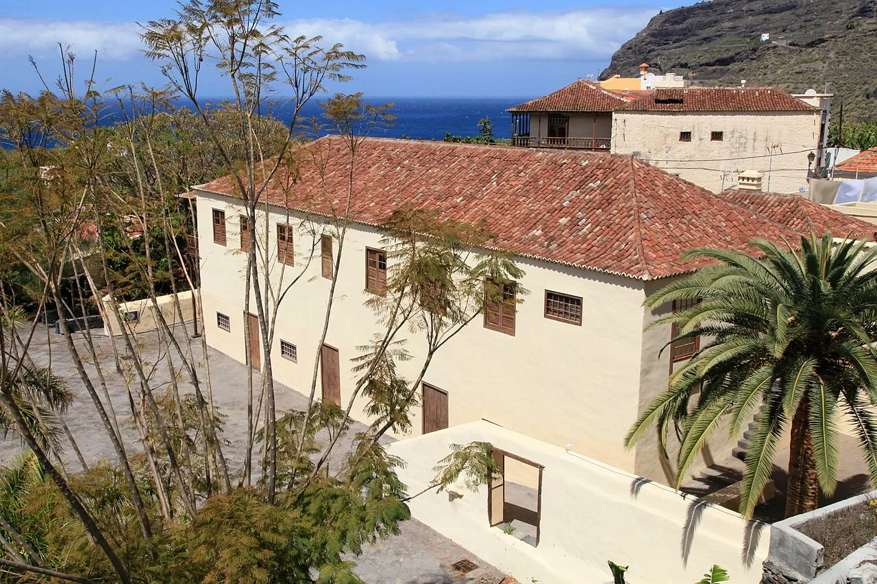Kanarisches Haus mit Holzbalkon und Ziegeldach in Tazacorte